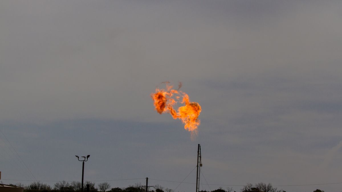 Česko nakupuje draze plyn, těžaři v USA ho vypouštějí zdarma do vzduchu